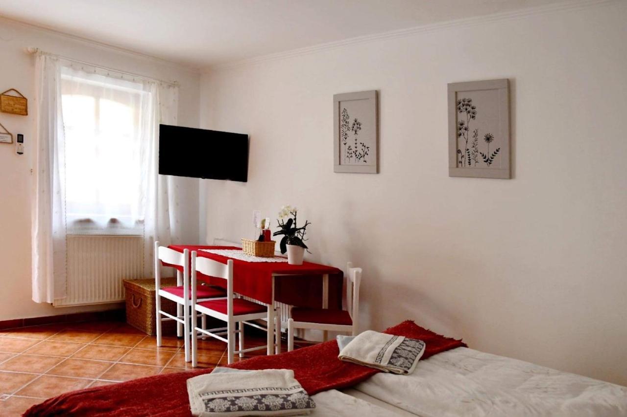 Fertőrákos Szentesi Panzio Bed & Breakfast エクステリア 写真