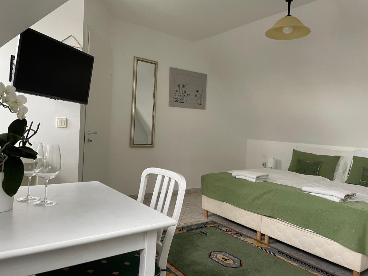 Fertőrákos Szentesi Panzio Bed & Breakfast エクステリア 写真