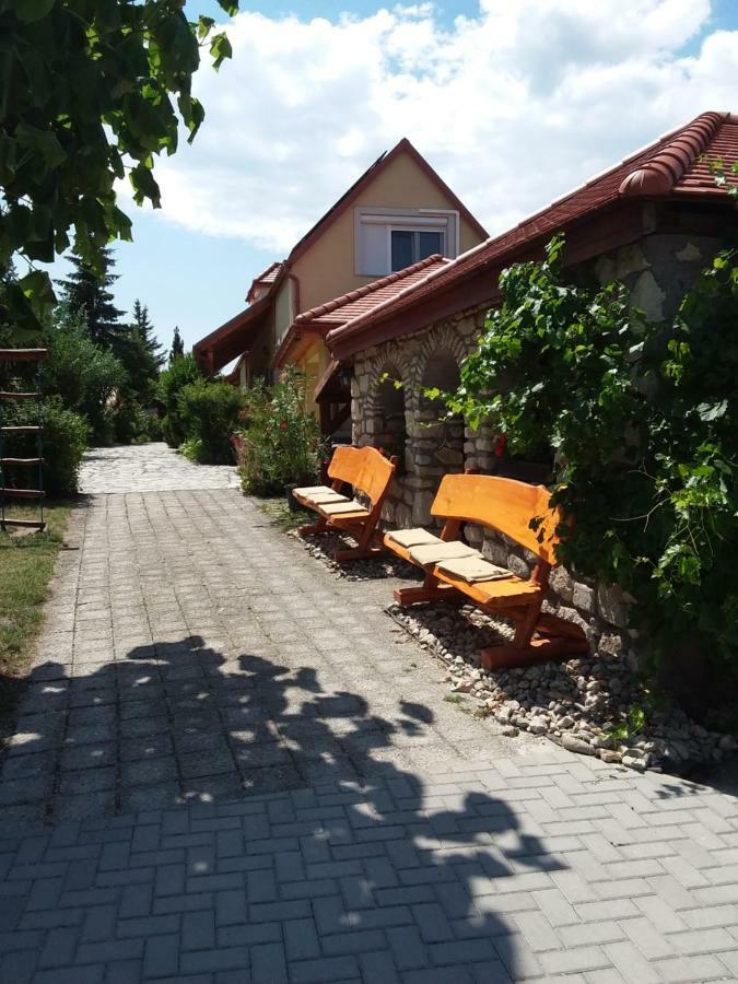 Fertőrákos Szentesi Panzio Bed & Breakfast エクステリア 写真
